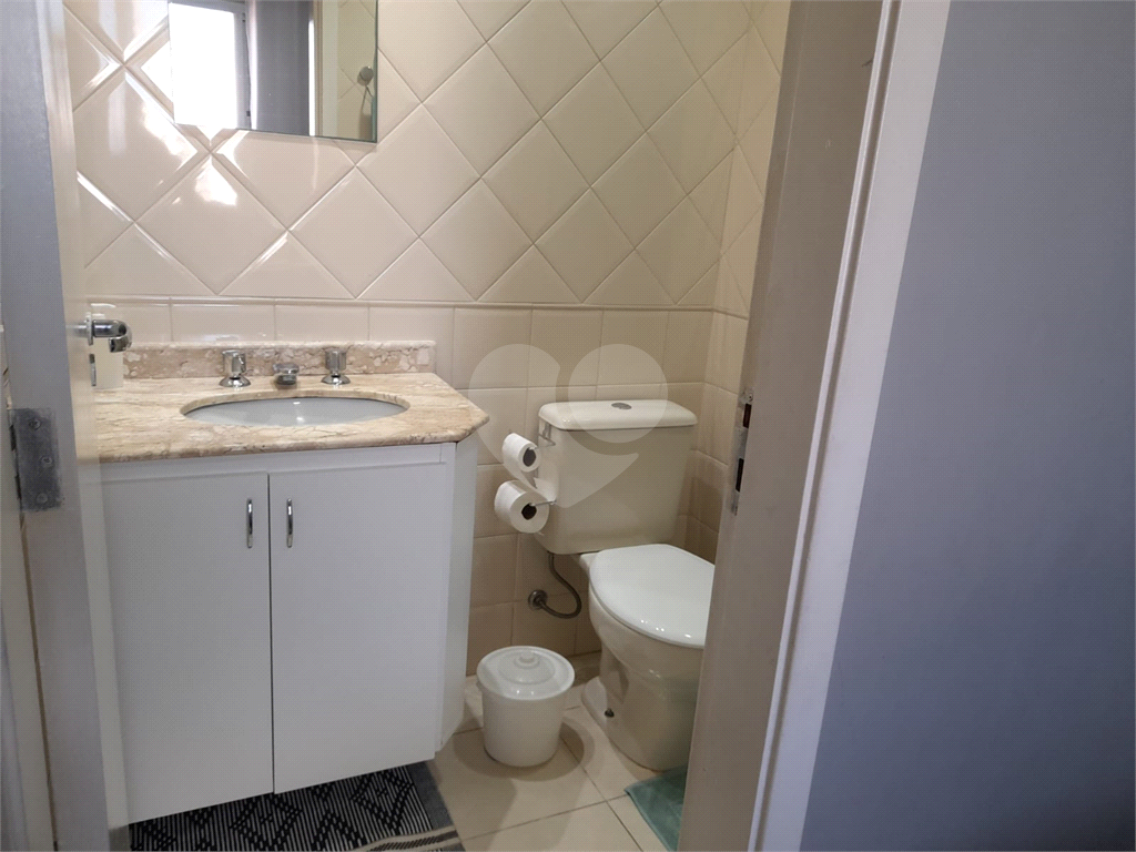 Apartamento com 2 quartos, varanda e piscina.