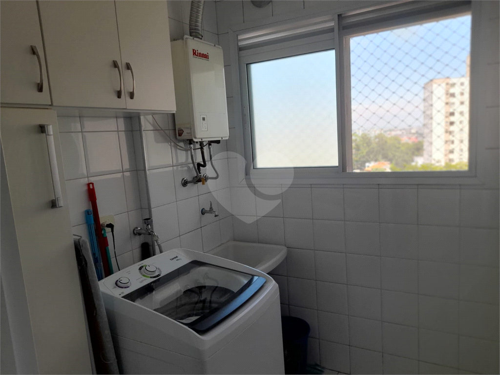 Apartamento com 2 quartos, varanda e piscina.
