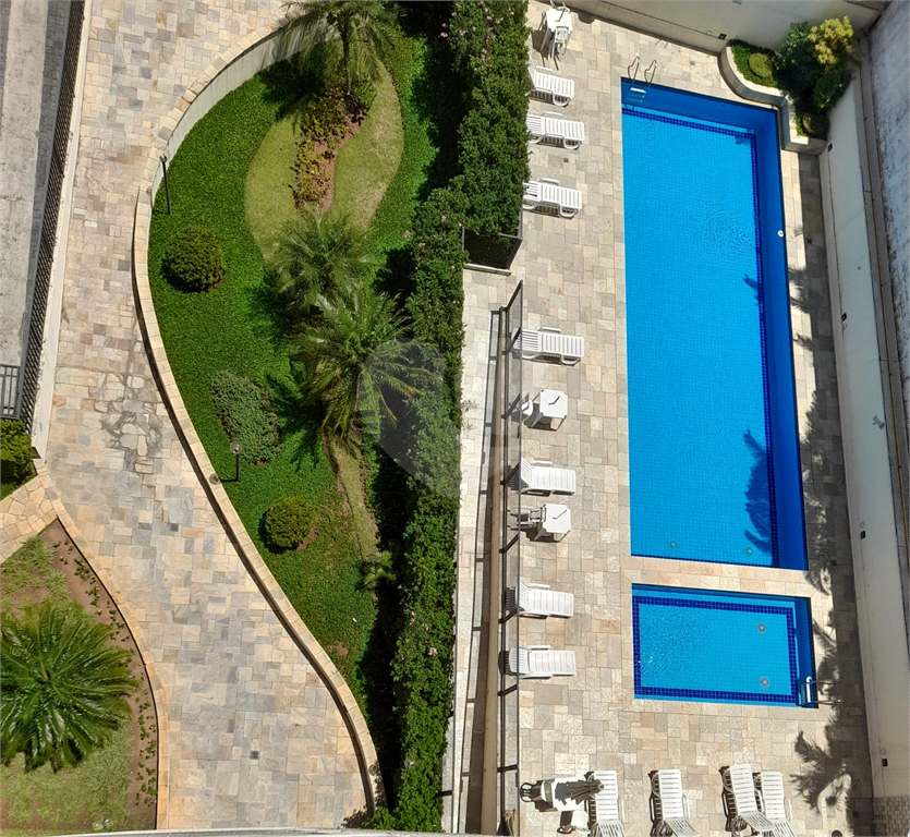 Apartamento com 2 quartos, varanda e piscina.