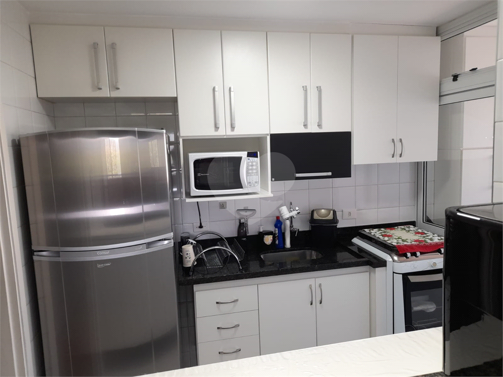 Apartamento com 2 quartos, varanda e piscina.