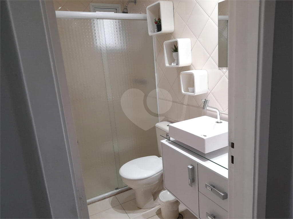 Apartamento com 2 quartos, varanda e piscina.