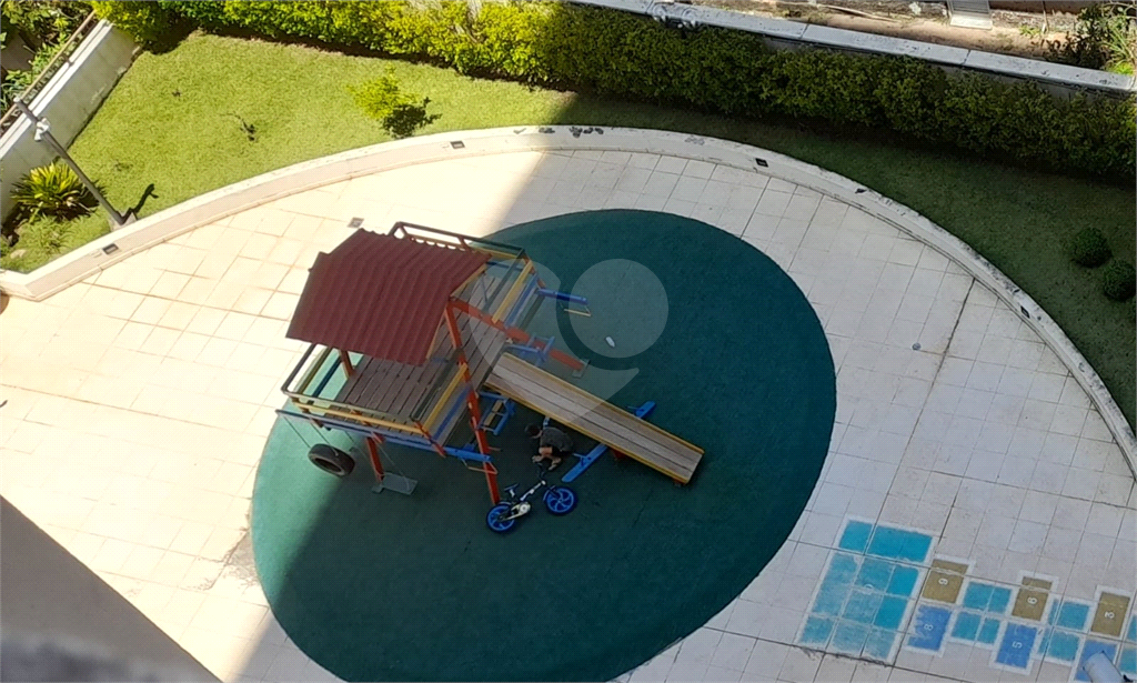 Apartamento com 2 quartos, varanda e piscina.