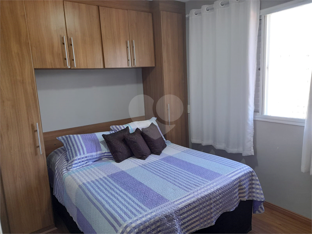 Apartamento com 2 quartos, varanda e piscina.