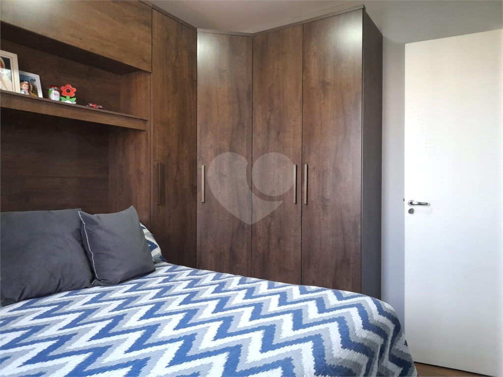 Apartamento com 2 quartos, varanda e piscina.