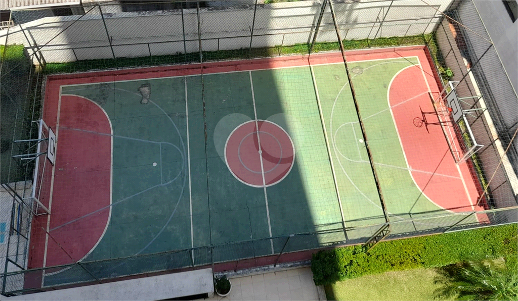 Apartamento com 2 quartos, varanda e piscina.
