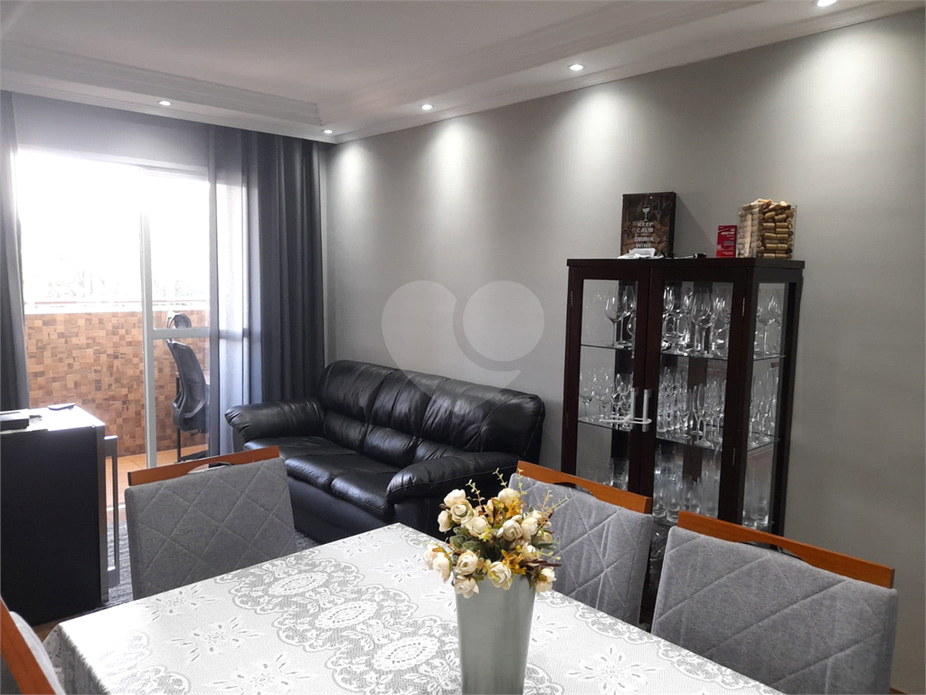 Apartamento com 2 quartos, varanda e piscina.