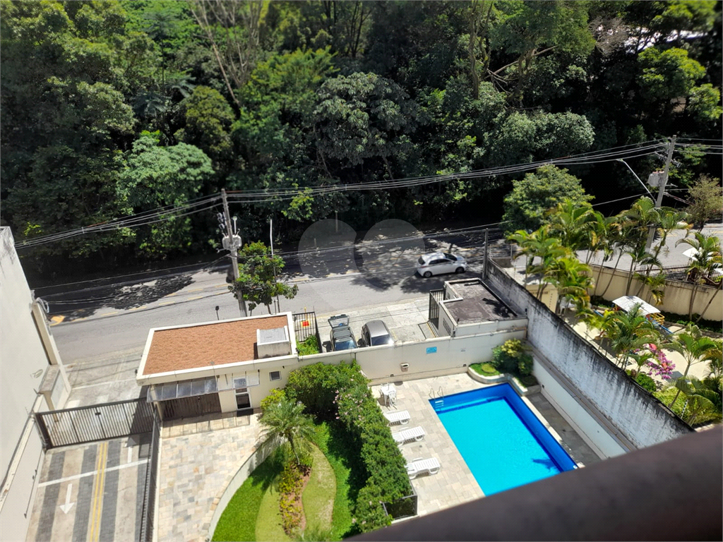 Apartamento com 2 quartos, varanda e piscina.