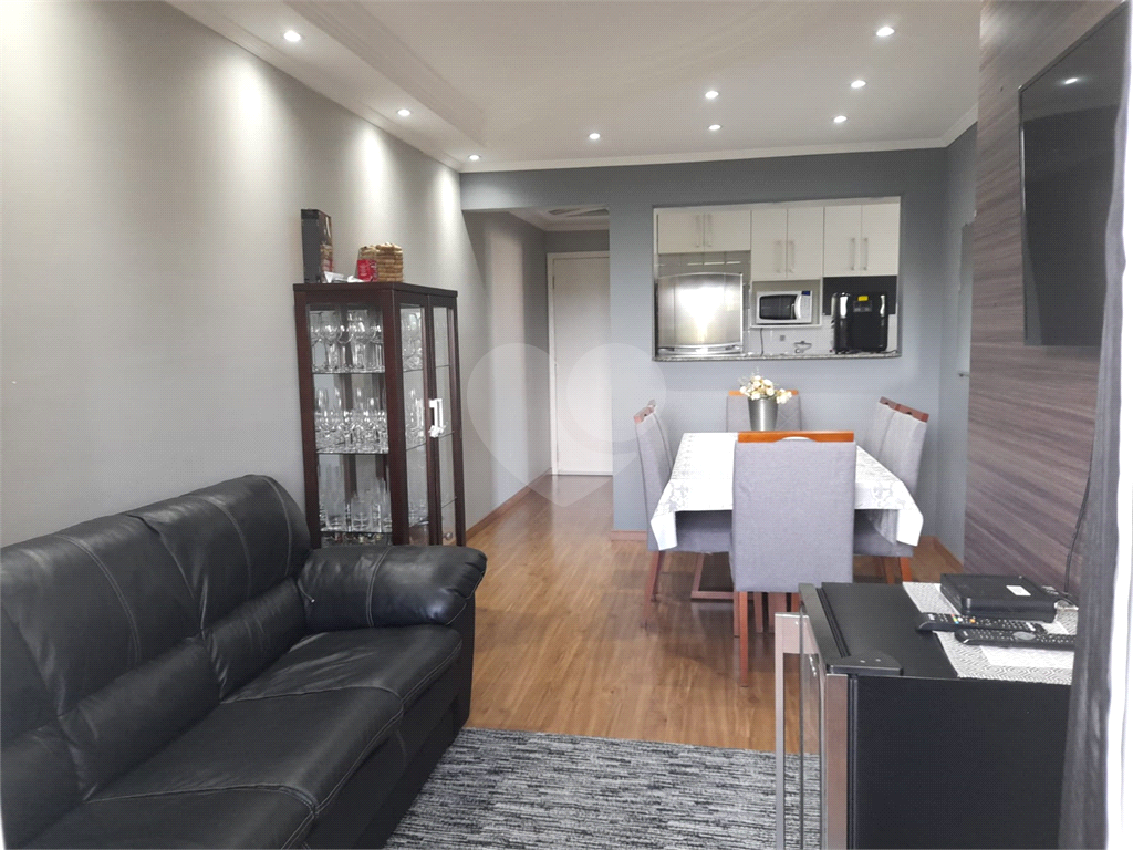 Apartamento com 2 quartos, varanda e piscina.