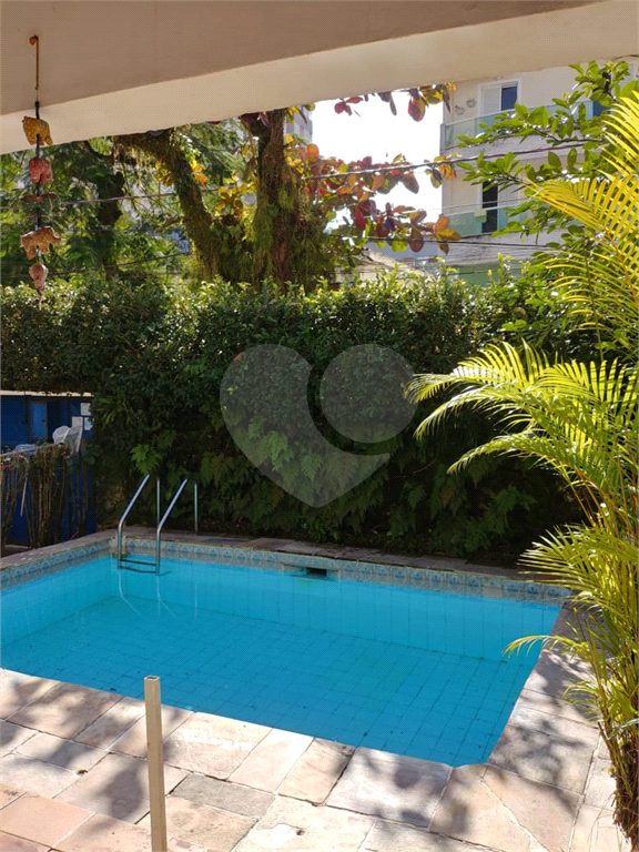Casa clássica próxima à praia.
