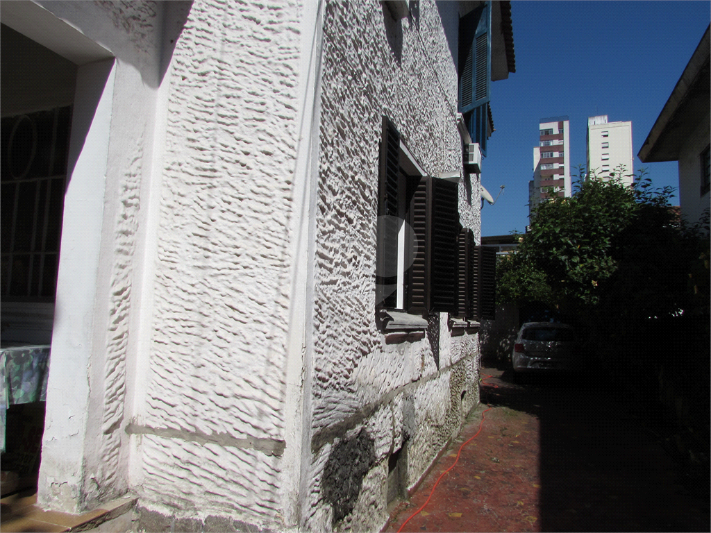 Casa clássica próxima à praia.