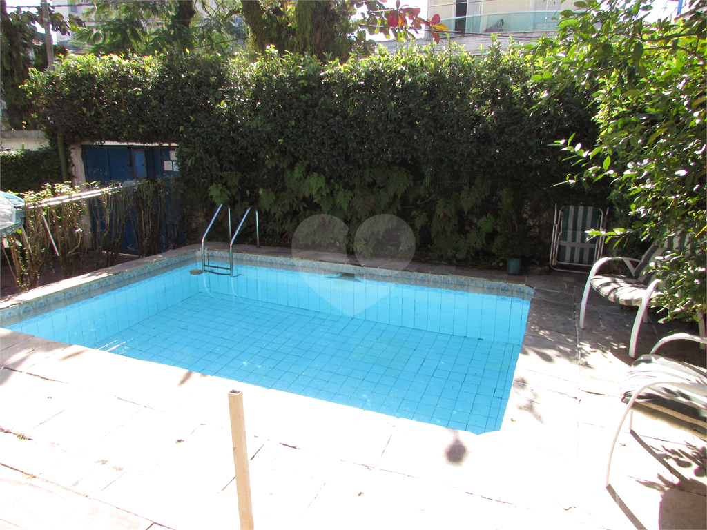 Casa clássica próxima à praia.