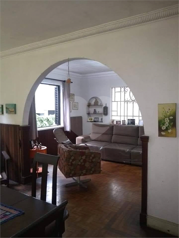 Casa clássica próxima à praia.