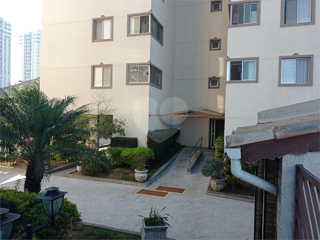 Apartamento na Estrada Velha da Penha com 62 metros quadrados vago.