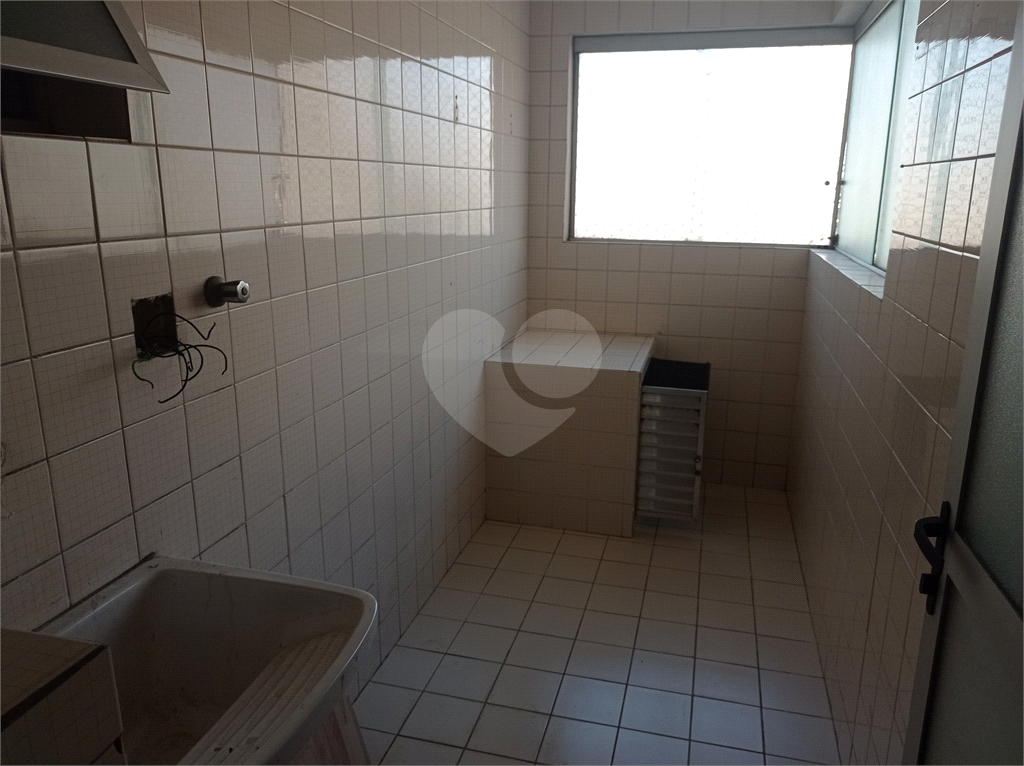 Apartamento na Estrada Velha da Penha com 62 metros quadrados vago.