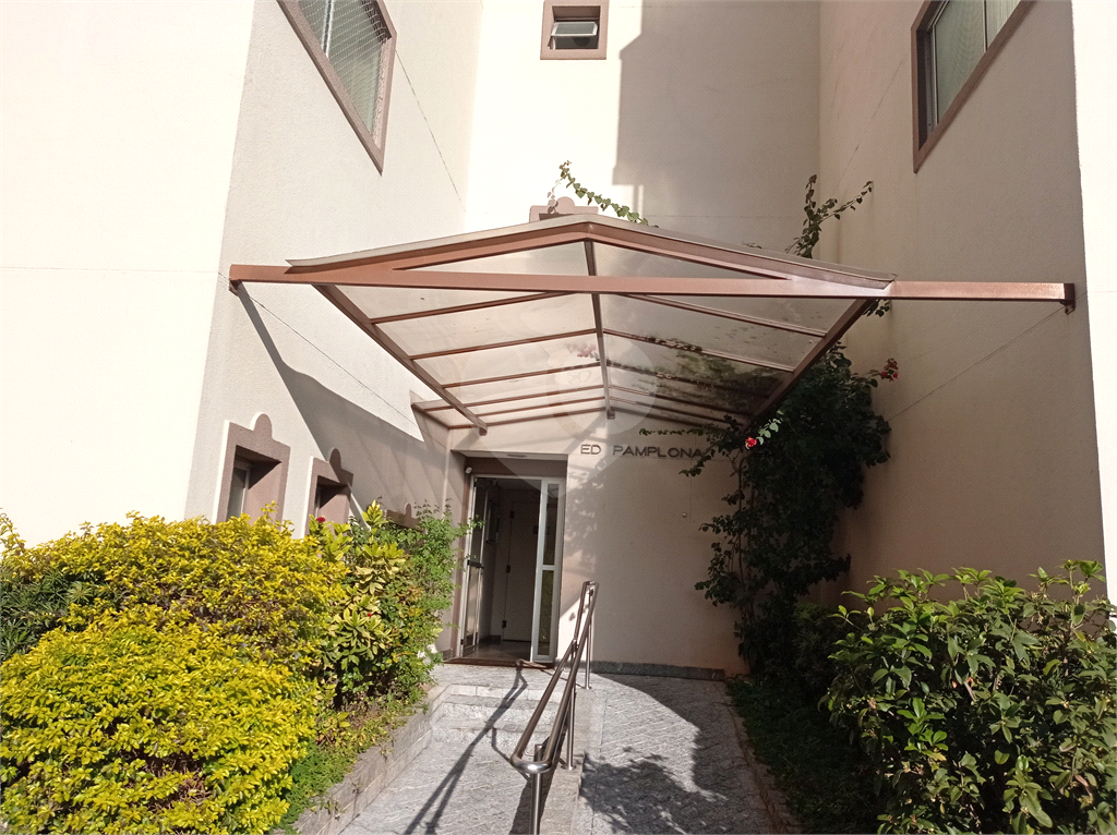 Apartamento na Estrada Velha da Penha com 62 metros quadrados vago.