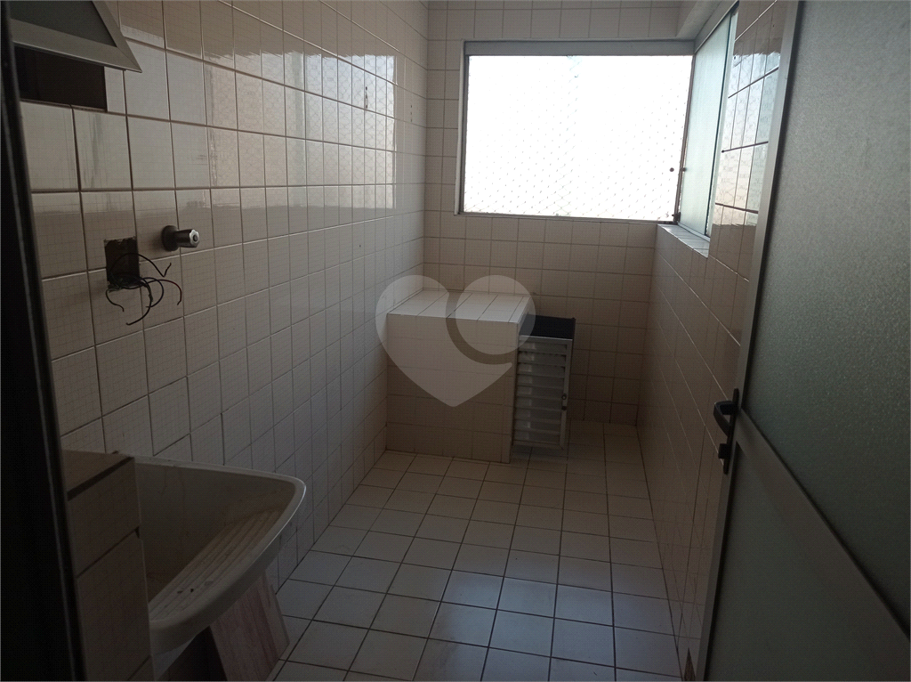 Apartamento na Estrada Velha da Penha com 62 metros quadrados vago.