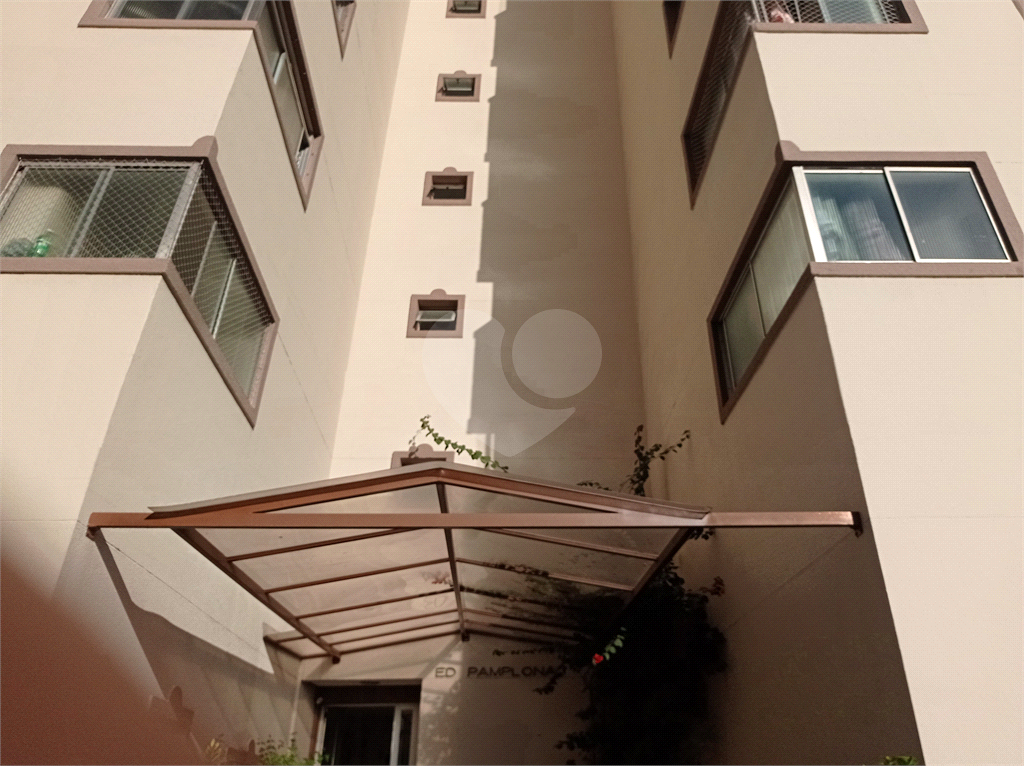 Apartamento na Estrada Velha da Penha com 62 metros quadrados vago.