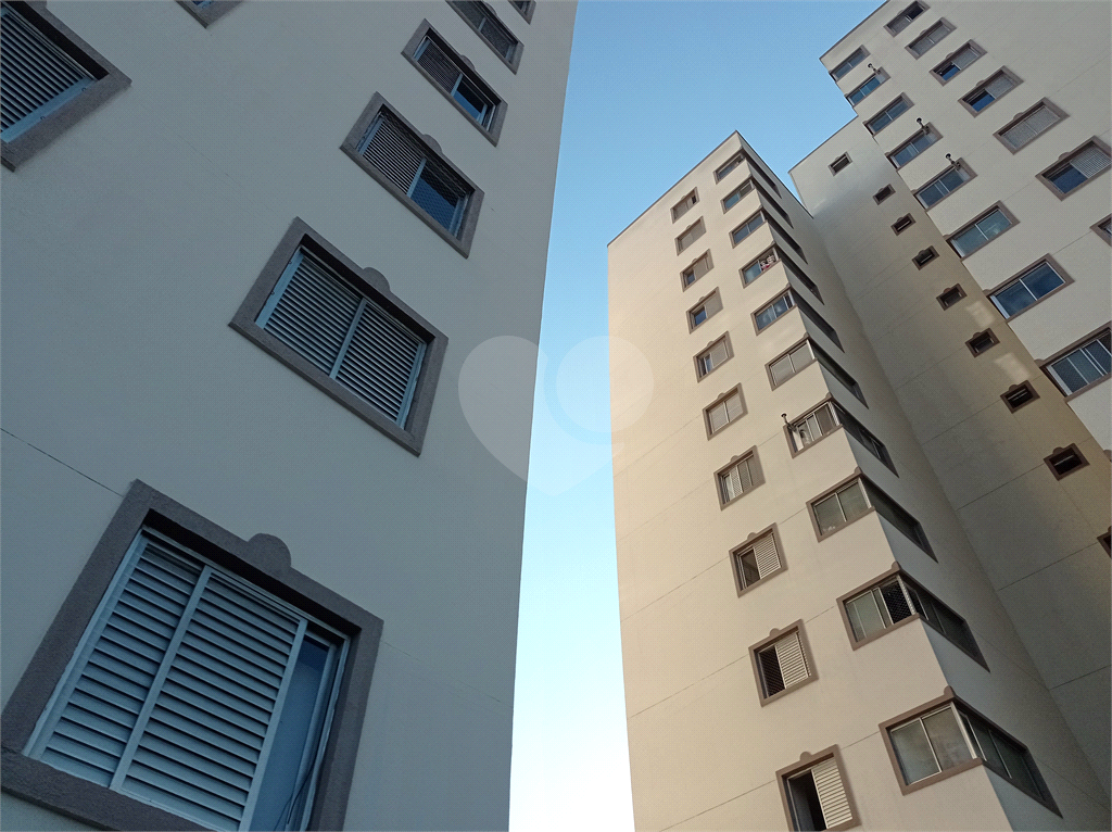 Apartamento na Estrada Velha da Penha com 62 metros quadrados vago.