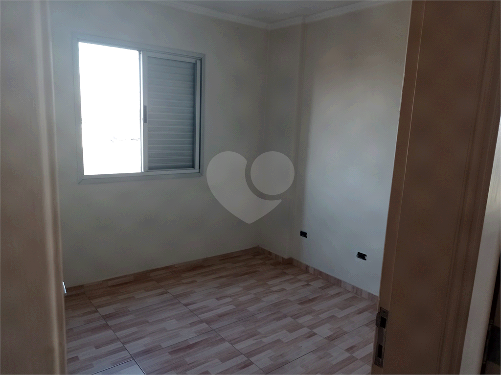 Apartamento na Estrada Velha da Penha com 62 metros quadrados vago.
