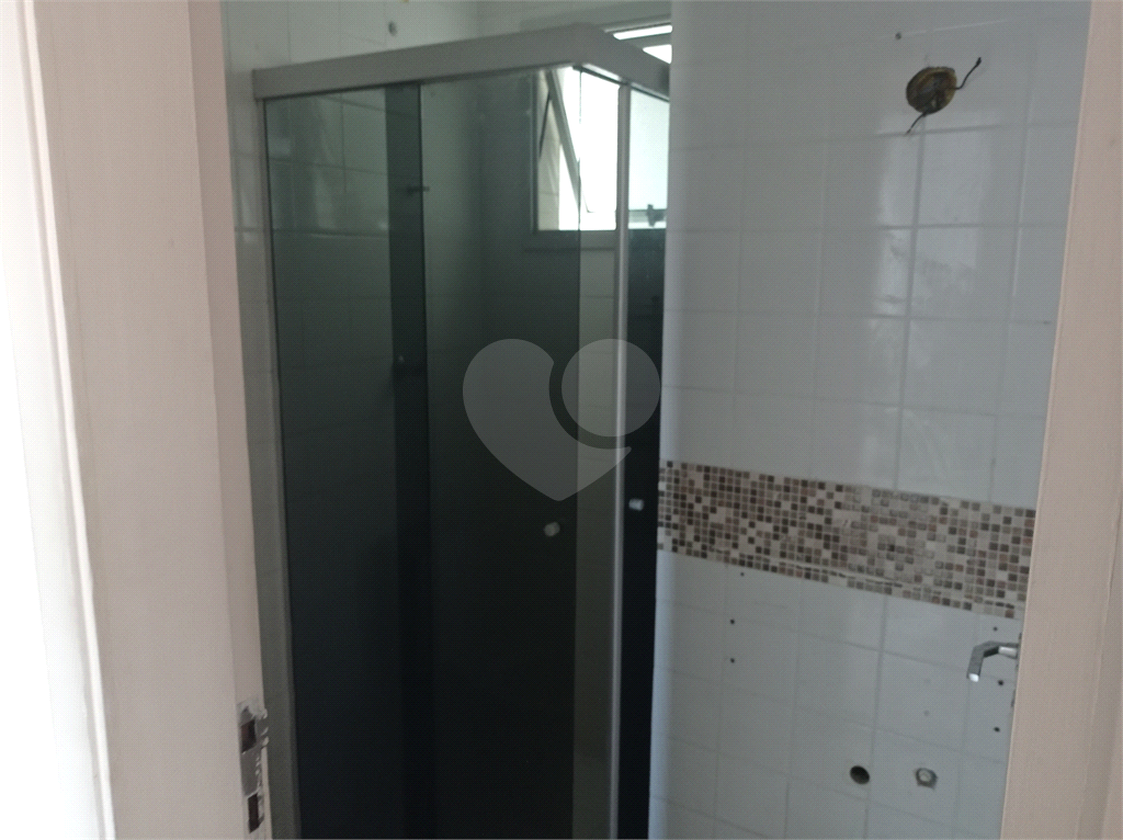 Apartamento na Estrada Velha da Penha com 62 metros quadrados vago.