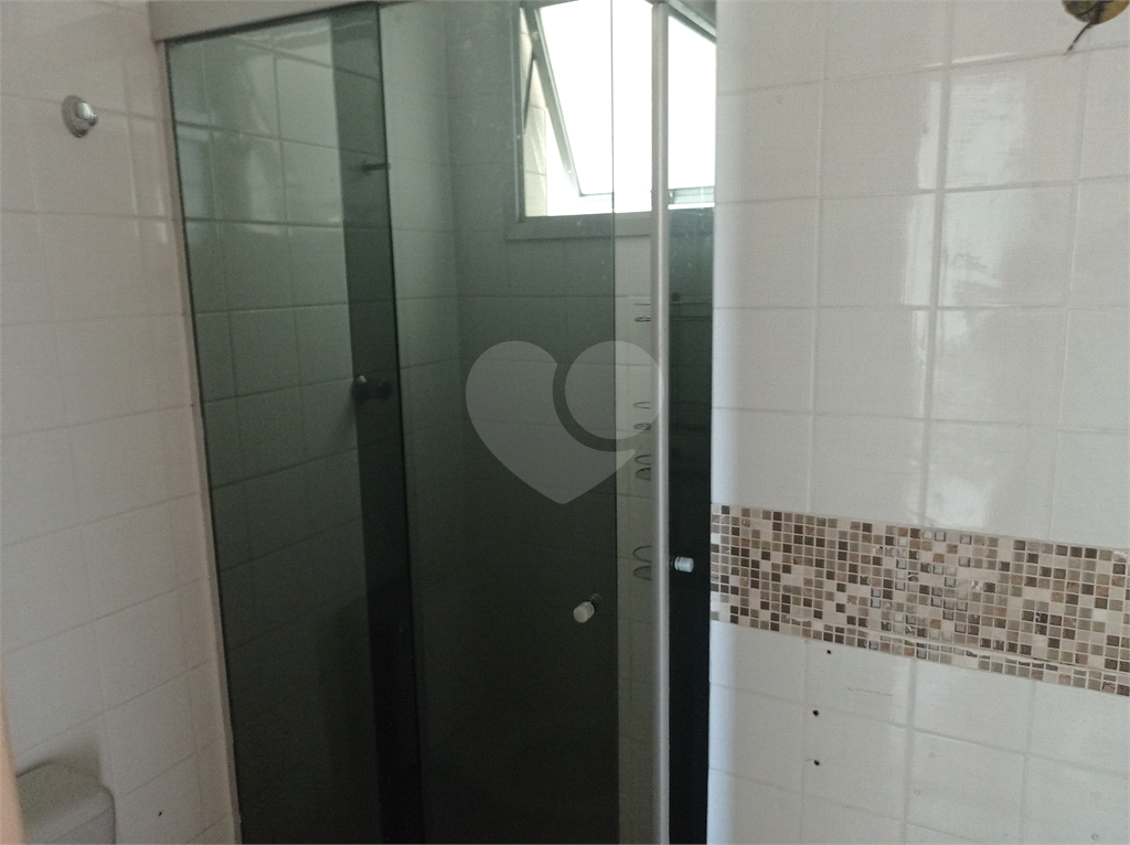 Apartamento na Estrada Velha da Penha com 62 metros quadrados vago.