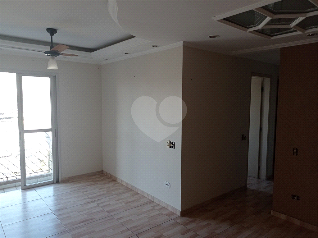 Apartamento na Estrada Velha da Penha com 62 metros quadrados vago.