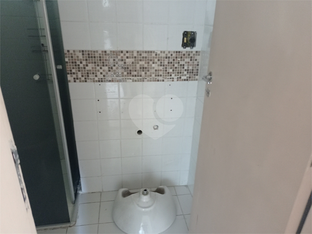 Apartamento na Estrada Velha da Penha com 62 metros quadrados vago.