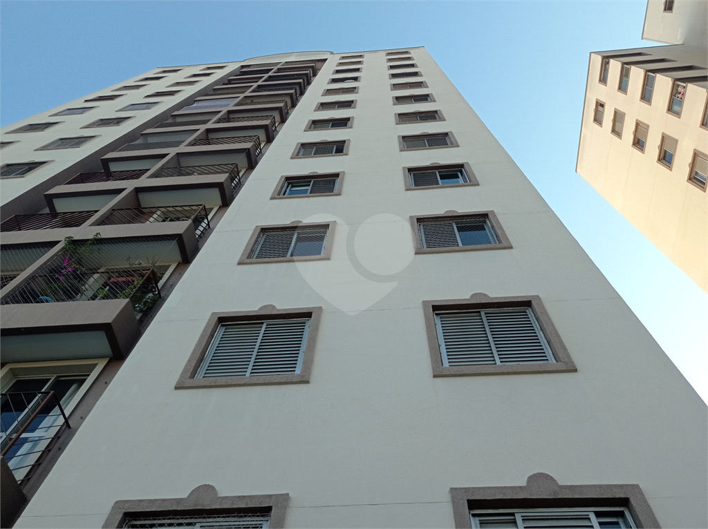 Apartamento na Estrada Velha da Penha com 62 metros quadrados vago.