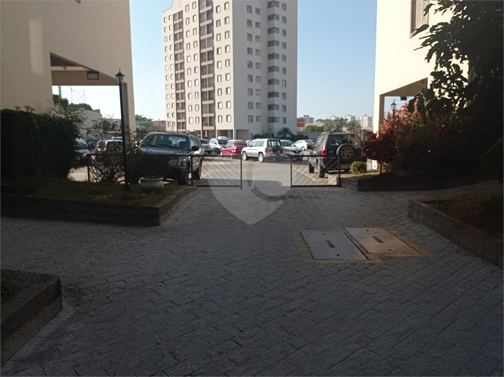 Apartamento na Estrada Velha da Penha com 62 metros quadrados vago.