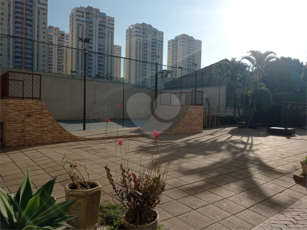 Apartamento na Estrada Velha da Penha com 62 metros quadrados vago.