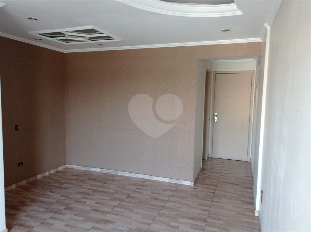 Apartamento na Estrada Velha da Penha com 62 metros quadrados vago.
