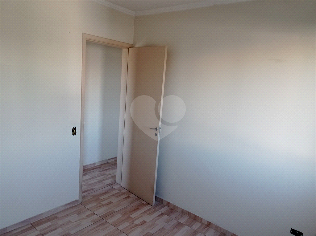 Apartamento na Estrada Velha da Penha com 62 metros quadrados vago.