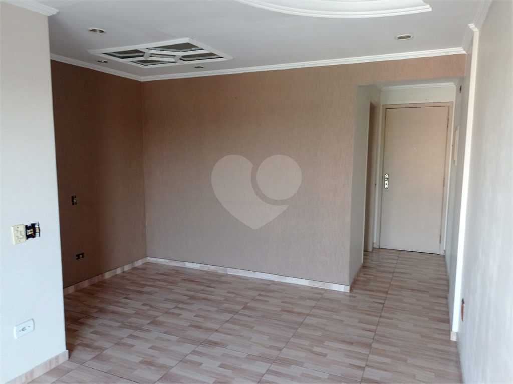 Apartamento na Estrada Velha da Penha com 62 metros quadrados vago.