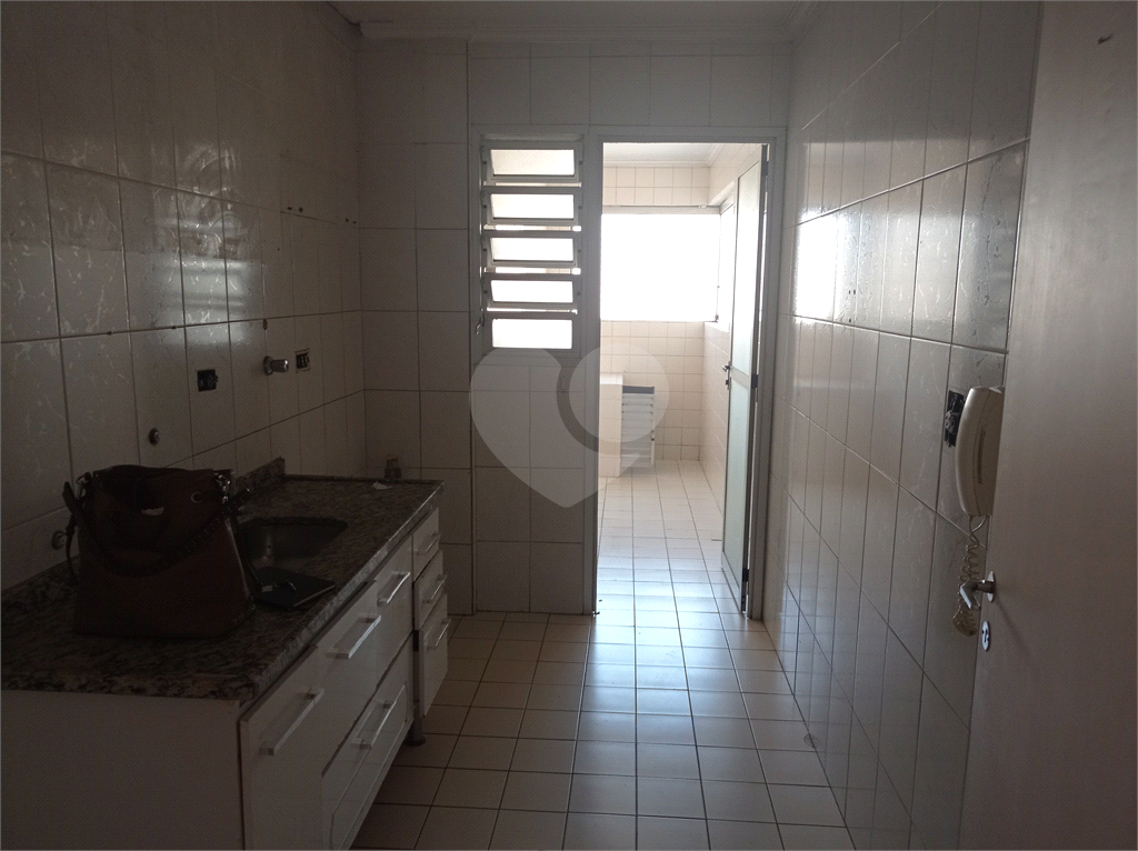 Apartamento na Estrada Velha da Penha com 62 metros quadrados vago.