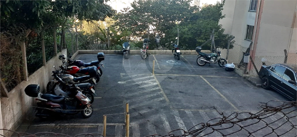 APARTAMENTO em CAMPO LIMPO