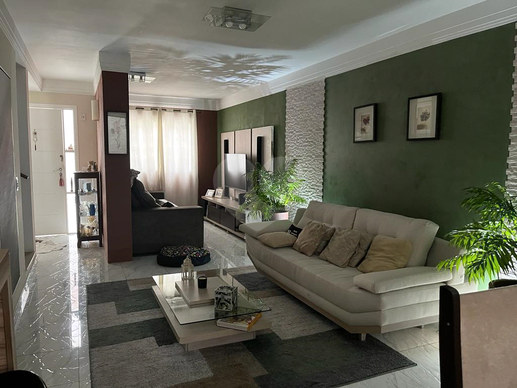 Maravilhosa casa em condomínio fechado, piscina e churrasqueira privativa. 