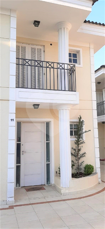 Maravilhosa casa em condomínio fechado, piscina e churrasqueira privativa. 
