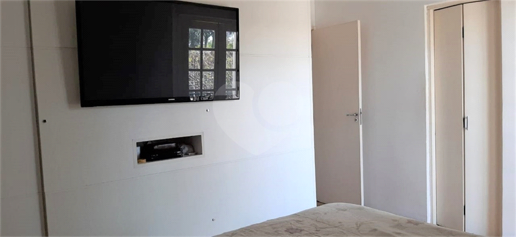 Maravilhosa casa em condomínio fechado, piscina e churrasqueira privativa. 