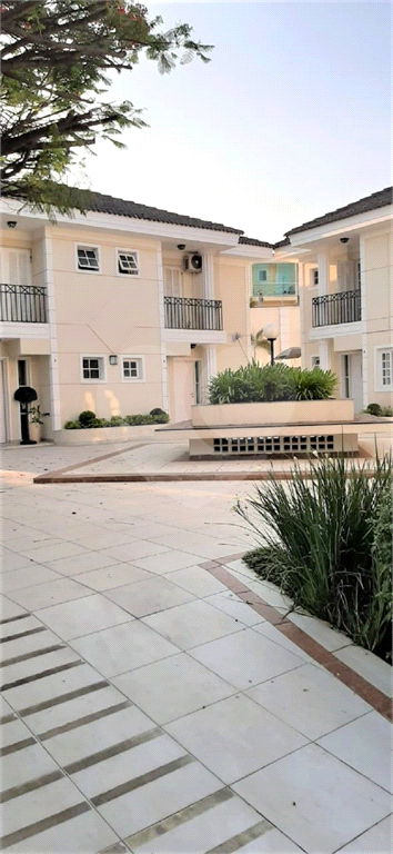 Maravilhosa casa em condomínio fechado, piscina e churrasqueira privativa. 