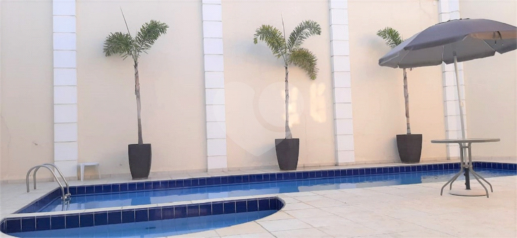 Maravilhosa casa em condomínio fechado, piscina e churrasqueira privativa. 