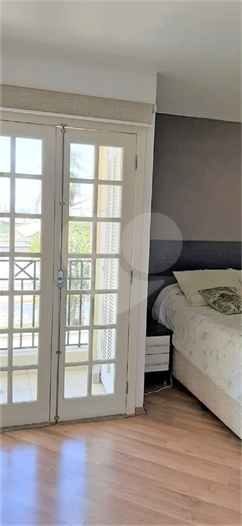 Maravilhosa casa em condomínio fechado, piscina e churrasqueira privativa. 