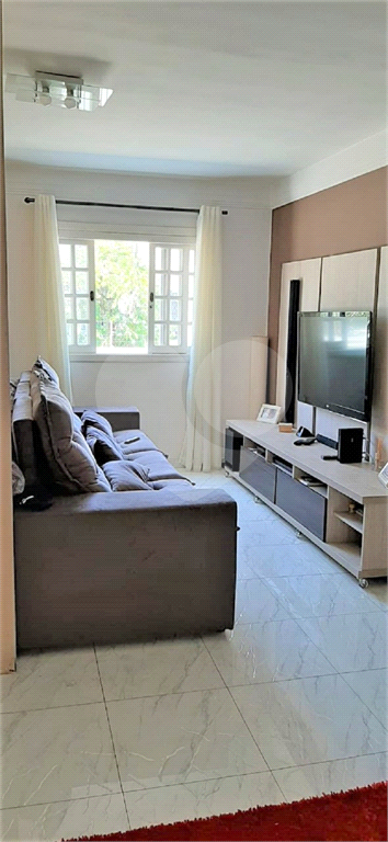 Maravilhosa casa em condomínio fechado, piscina e churrasqueira privativa. 