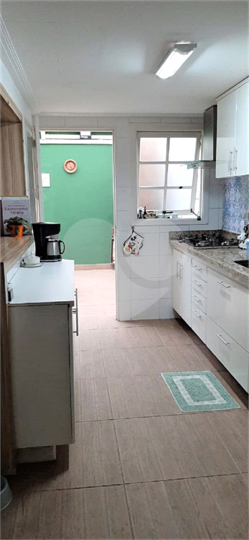 Maravilhosa casa em condomínio fechado, piscina e churrasqueira privativa. 