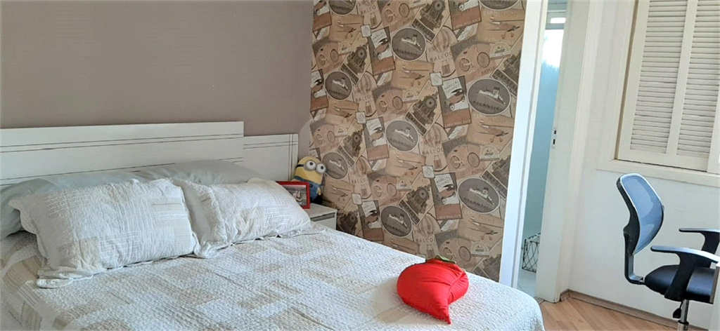 Maravilhosa casa em condomínio fechado, piscina e churrasqueira privativa. 