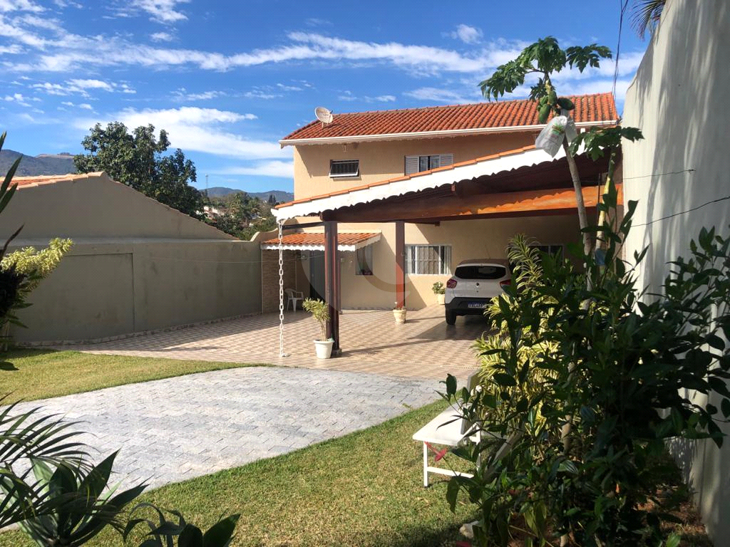 Casa à venda com 3 quartos, 154m² - Foto 1