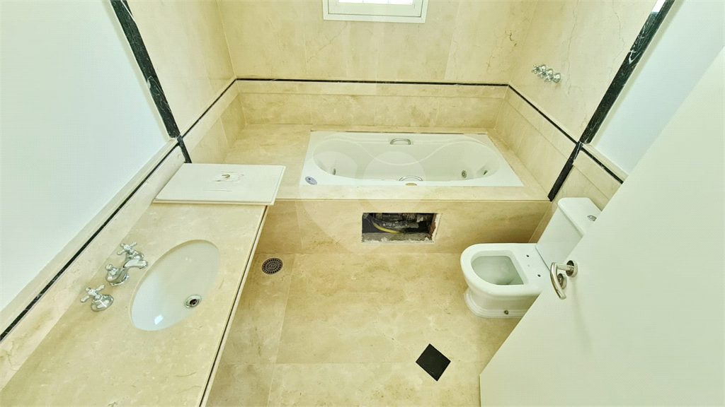 Casa Alto Padrão em Condomínio