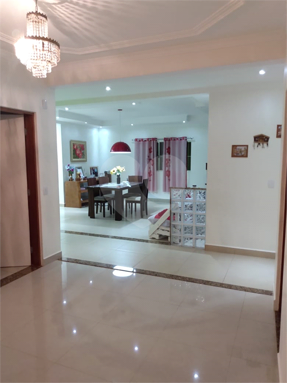 Casa à venda com 3 quartos, 200m² - Foto 1