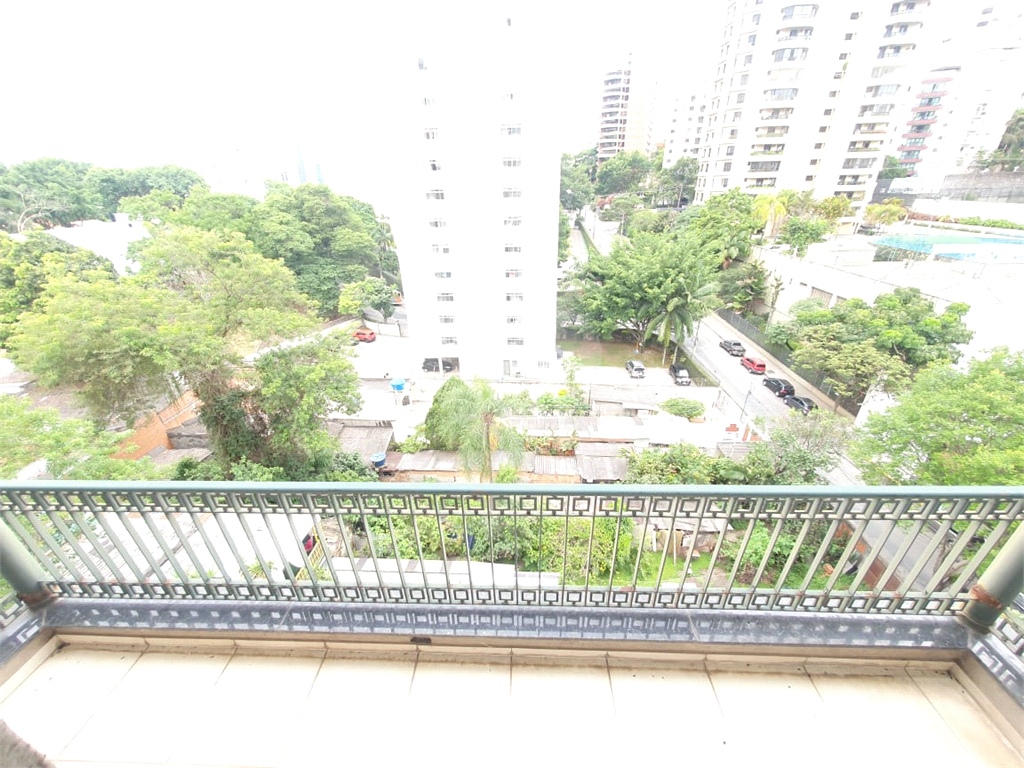 APARTAMENTO em MORUMBI