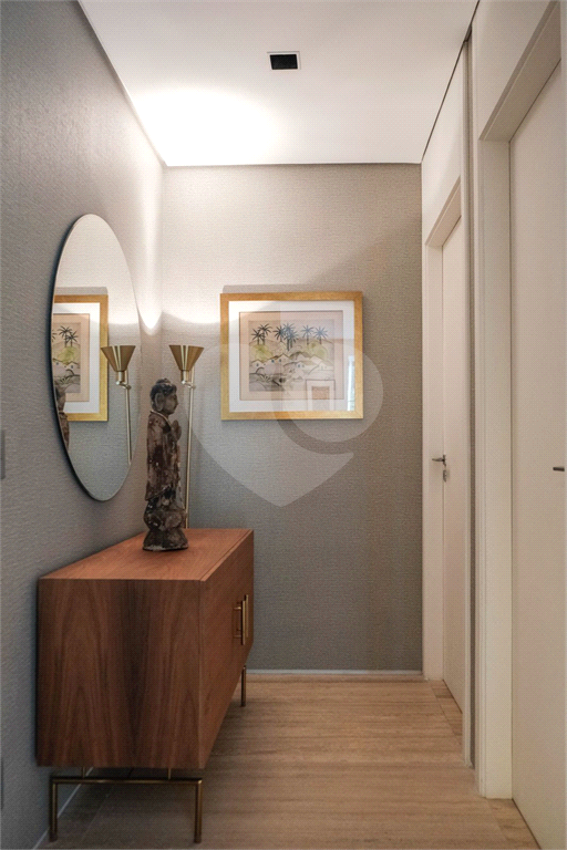 Apartamento reformado a passos da Rua Curitiba 