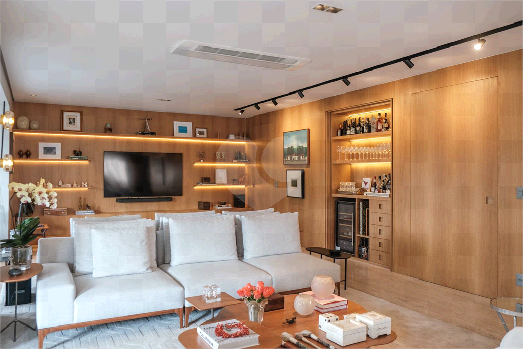 Apartamento reformado a passos da Rua Curitiba 